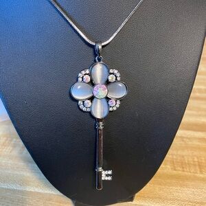 🌸Crystal Key Pendant Necklace